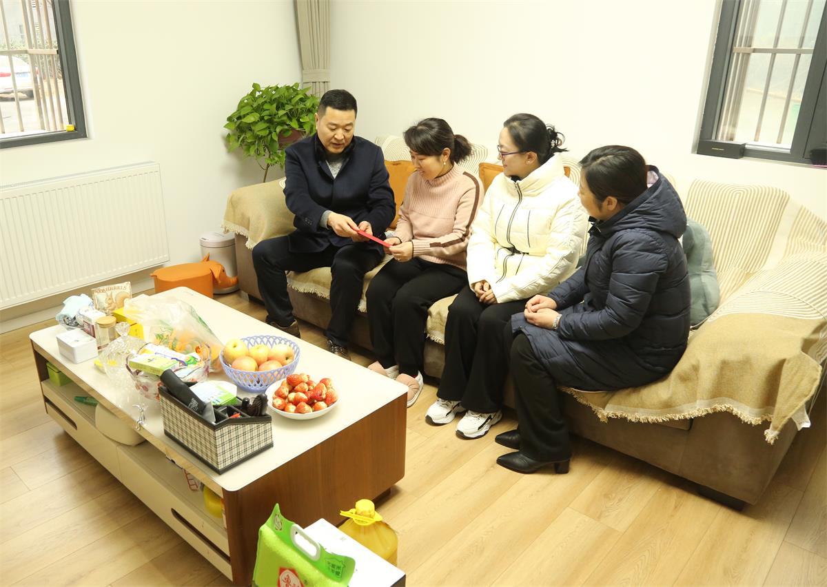 公(gōng)司董事長(zhang)陳青山(shān)開展(zhan)送溫暖活動(dòng)