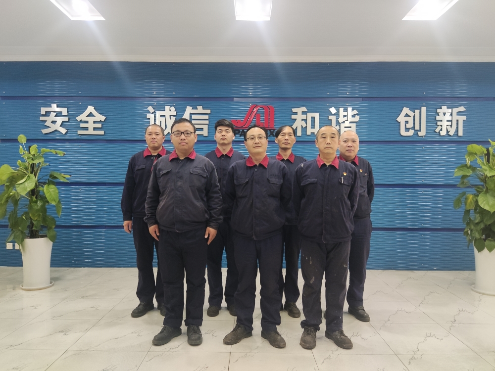 03示範班組 生(sheng)産(chan)設(shè)備(bei)部(bu)電(dian)儀班組:匠心維(wei)護 保障生(sheng)産(chan)_副本(ben)
